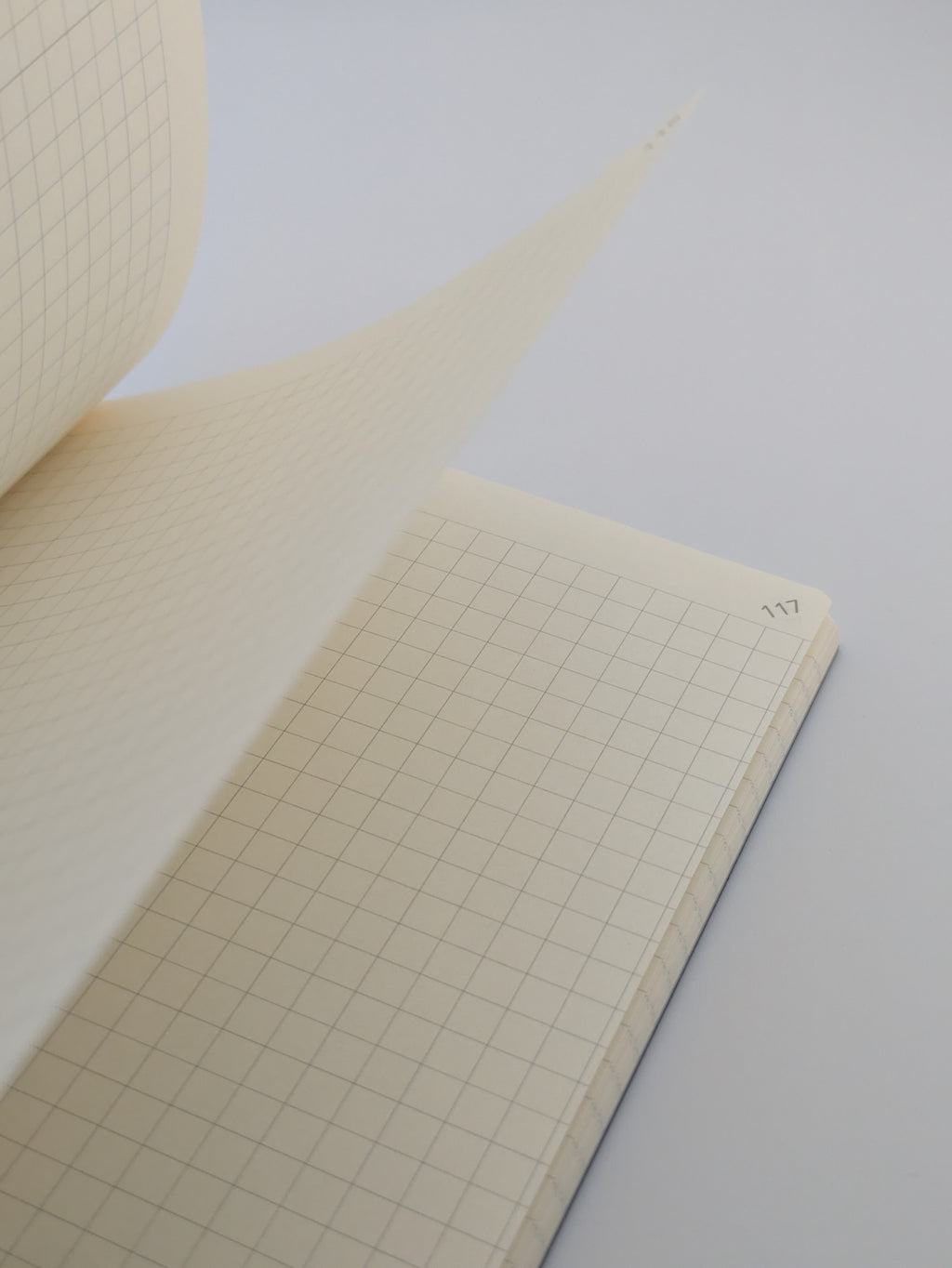 DAIGO isshoni. Grid Notebook B6 Light Grey